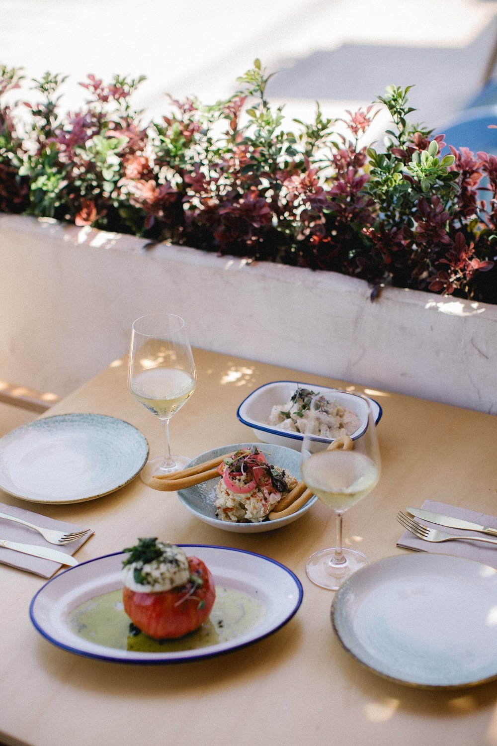 Terraza con ensalada de tomate y ensaladilla