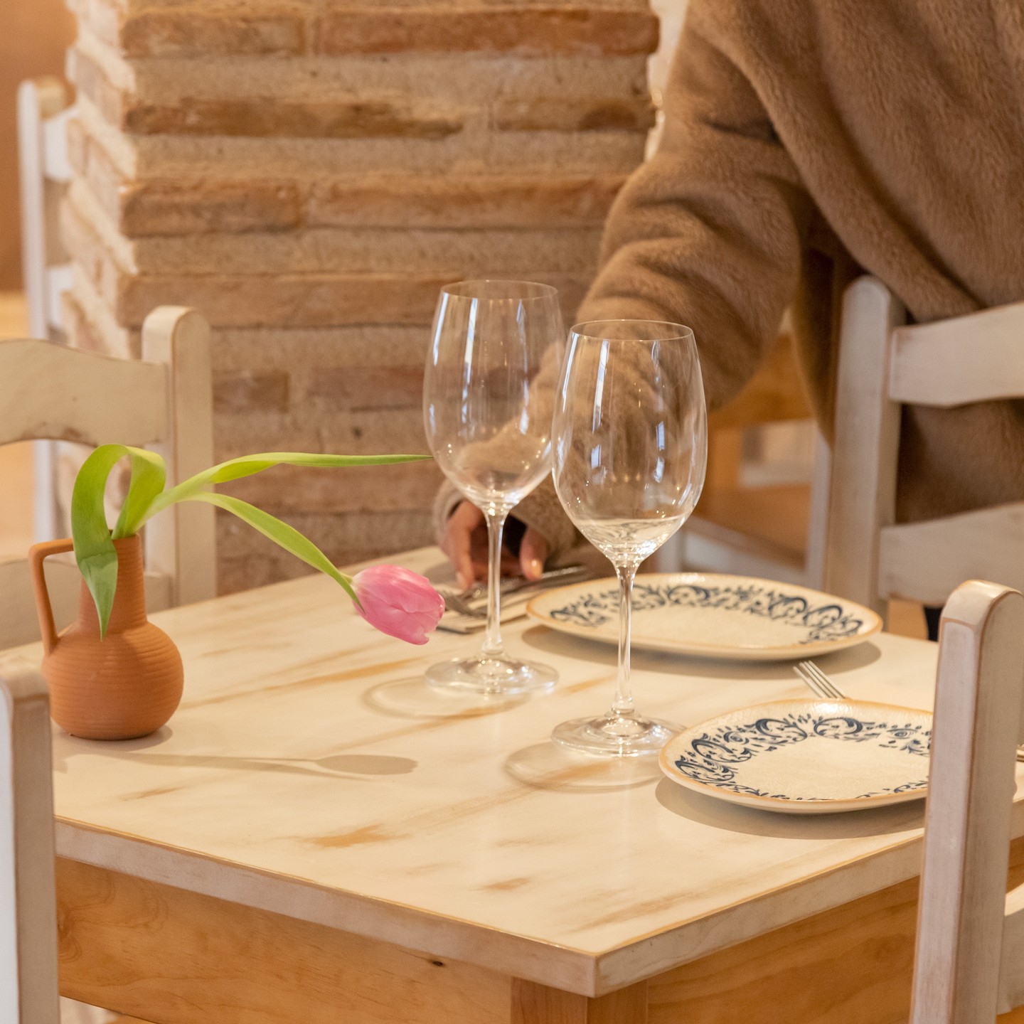 Mesa junto al muro de ladrillo