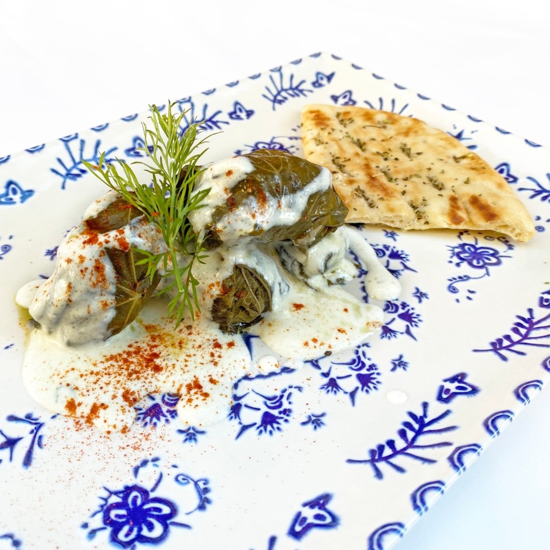 Dolmadakia con yogur y pimentón