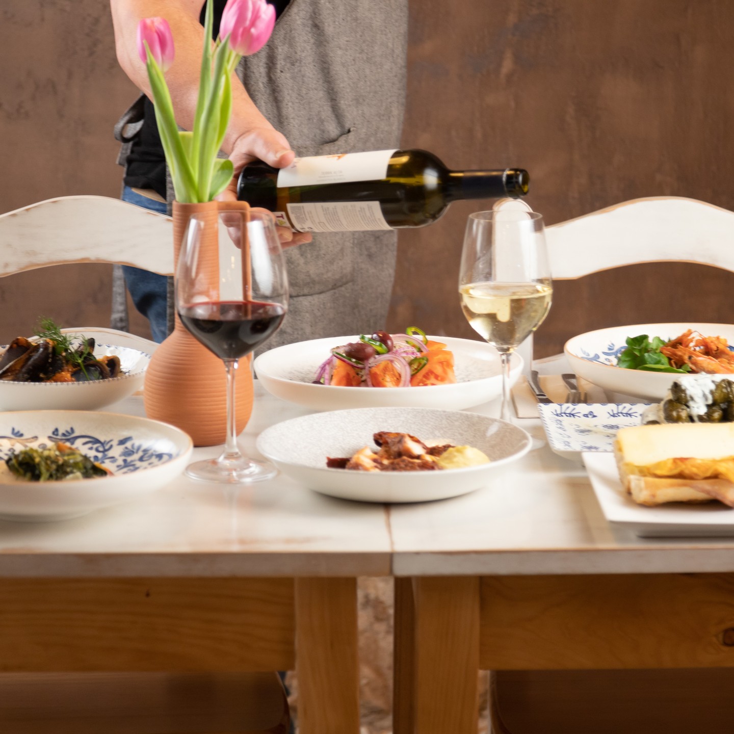 Servicio de vino sobre la mesa de mezes