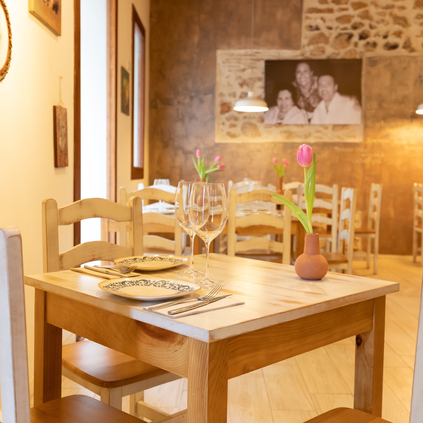 Comedor del bistrot con la foto de familia